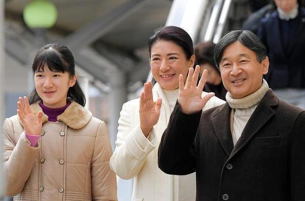 雅子皇后说出德仁对她的承诺时,羞涩到不敢看镜头,好