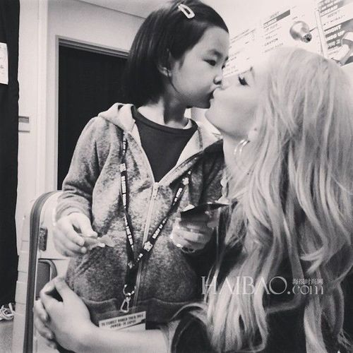 2ne1组合成员cl与tablo女儿haru最新明星私照