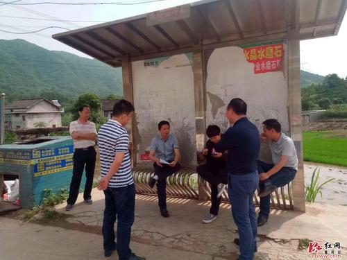 5月25日,慈利县人大常委会主任赵群策深入杨柳铺乡荷峪村,实地
