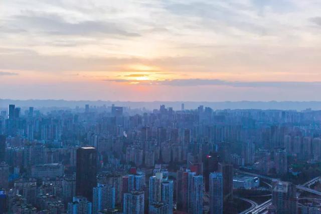 打卡网红城市重庆在300米奢华天际酒店俯瞰8d城市的壮美