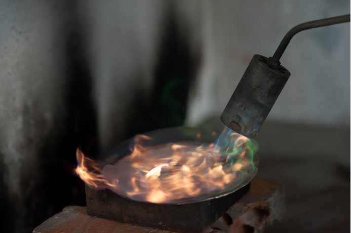 淬火 在捶击过程中铜皮变硬,用火枪烧炼铜皮至通红,放入冷水中淬火,使