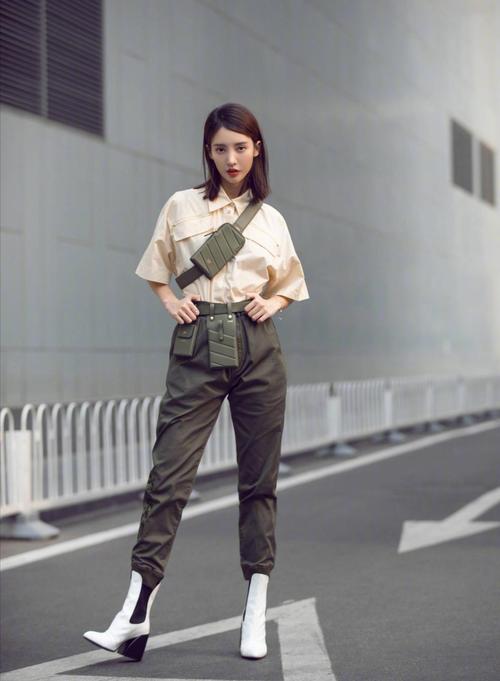 有颜值好身材,金晨玫瑰红套装仙气十足,一双大长腿十分吸睛