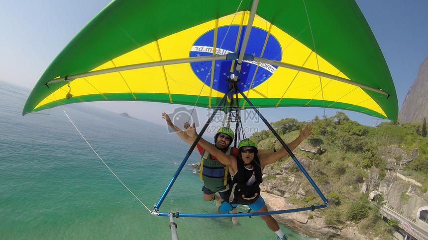 巴西滑翔伞上的情侣
