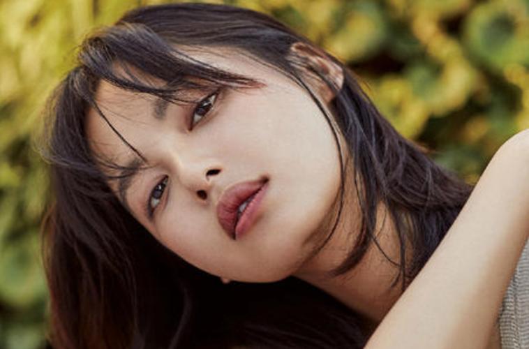 辛芷蕾的厚嘴唇备受质疑,她那三颗唇珠,到底先天的还是整出来的