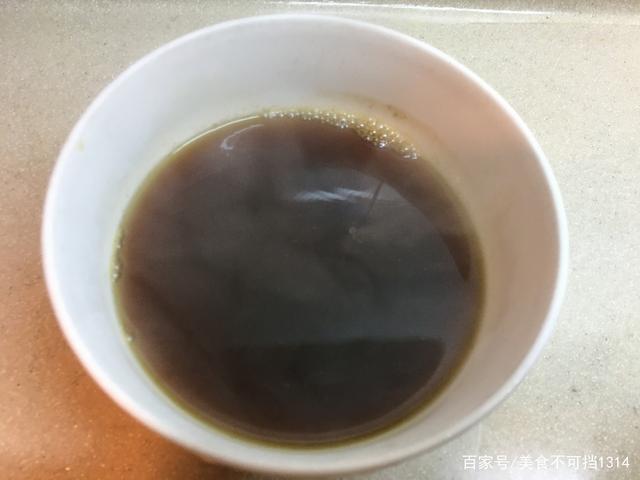 2.将糯米粉倒入碗中,边倒红糖水边用筷子搅拌至絮状.