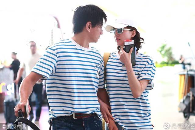 刘诗诗挽手吴奇隆撒娇低语 情侣装牵手对视爱意浓