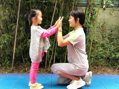 和朋友一样击掌