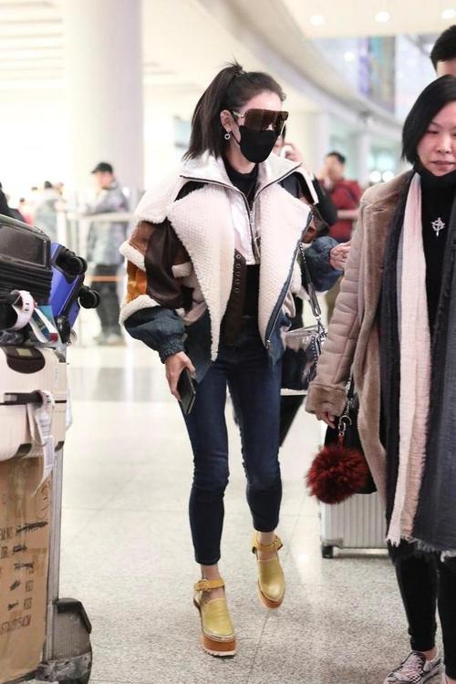 张柏芝现身机场,电焊墨镜也敢戴出门,这穿搭真不像三胎妈妈