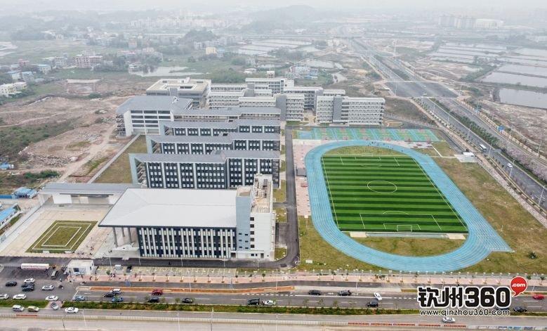 航拍中央民大附中钦州国际学校,踩着祥云带你在滨海