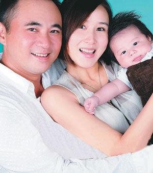马来西亚史上第一位中国籍艺人拿汀胡静,日前受邀重游和丈夫拿督