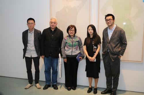 艺术家徐华翎,今日美术馆馆长高鹏(右一)