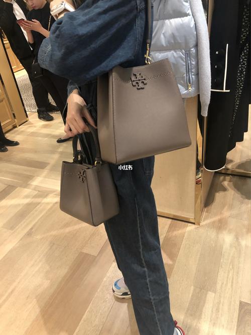 姐妹们可以比较下汤丽柏琦水桶包两个型号_水桶包_汤丽柏琦怎么样_晒