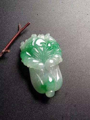 翡翠白菜,雕刻起来没有太多限制,   而且白菜纹理众多,有小的裂纹
