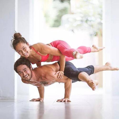 上图中的体式中对男女双方要求都是比较高,即要求女性一方能够轻松