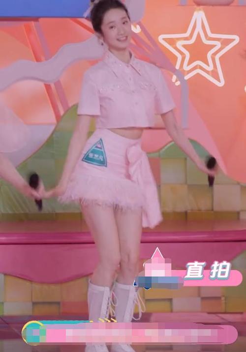 别人穿制服都配小腿袜,唯独张艺凡与众不同,20岁审美太绝了
