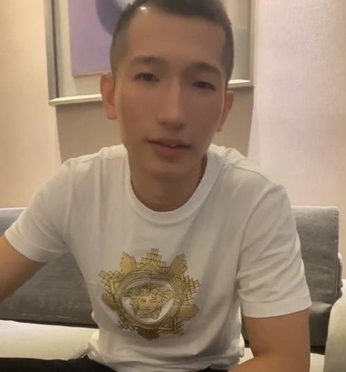 曾经他有一句话非常出名,那就是"风里雨里,裕华高速路口等你.