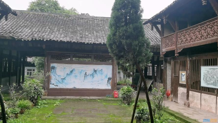 自贡110年历史的王家大院,木雕工艺精美,但似乎没有人