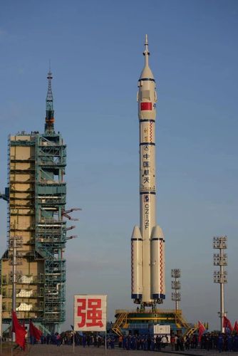 神舟十二号来了!长征2f火箭垂直转运,时隔四年半重启载人飞行