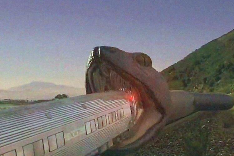 100米长的巨蟒,一口吞掉一列火车,差点毁掉美国!