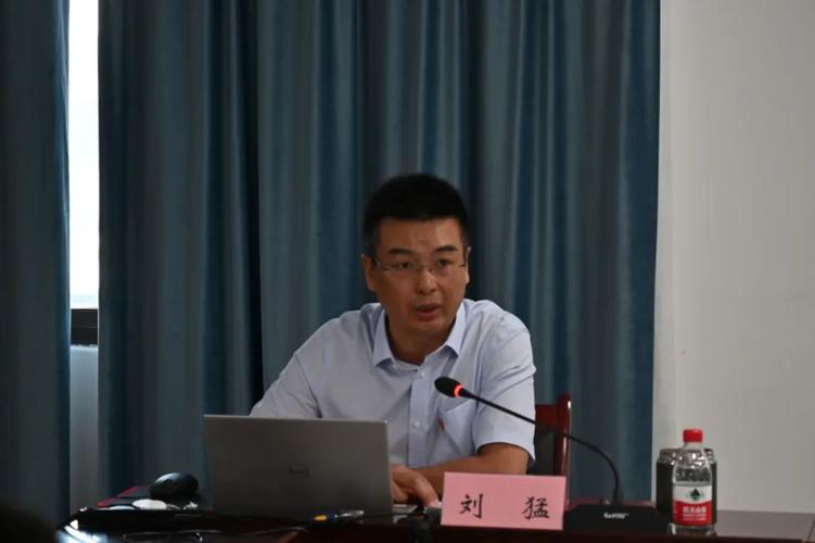刘猛在讲授党课