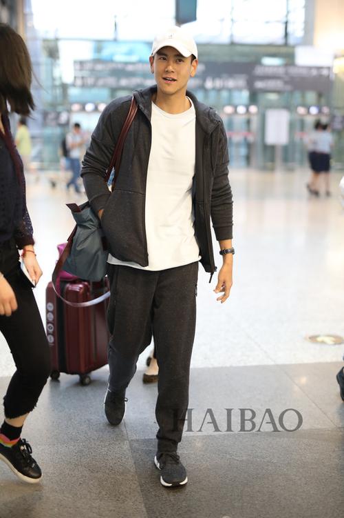 9月20日彭于晏现身机场 图片延伸阅读:明星街拍华语明星街拍彭于晏