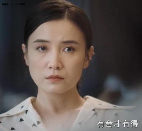 《小舍得》宋佳职场穿搭获赞,大骨架靠穿搭显瘦,不失气场又减龄