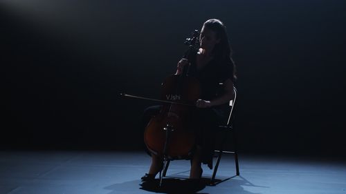 女生舞台上拉大提琴_1920x1080_高清视频素材下载(编号:361999)_实拍