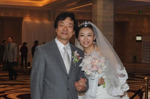 宛萍崇尚文化,而濮存昕给她的感觉就是很爱看书,有文化,因此她不假