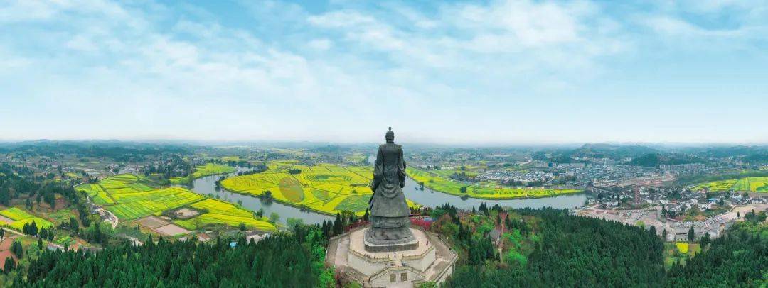 一千多年之后,陈抟老祖在家乡——潼南崇龛屹立成一座青铜像,高36.