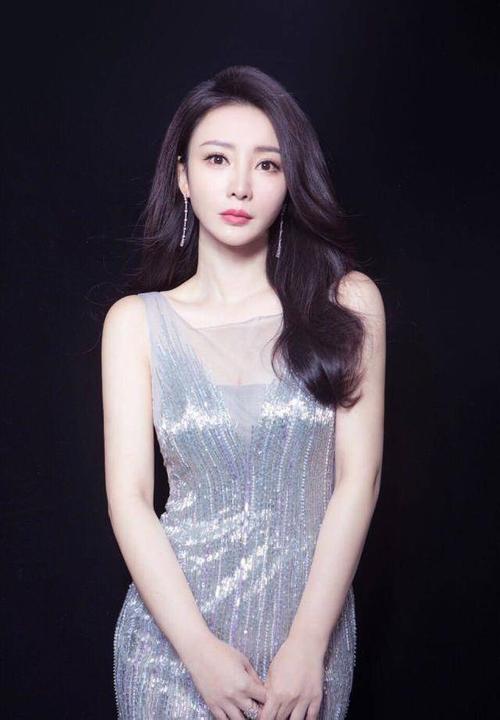 柳岩着西装英姿飒爽,展现不一样的女神气质美