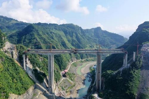 郁江河特大桥右幅主跨合龙石黔高速明年全线建成通车
