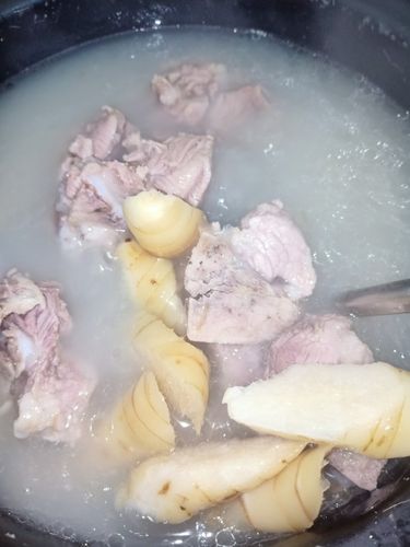 冬笋(冬粉薯)煲骨头汤
