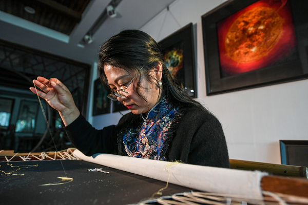 苏绣小镇大师绣出绝美星空 捧回国家航天局特别奖