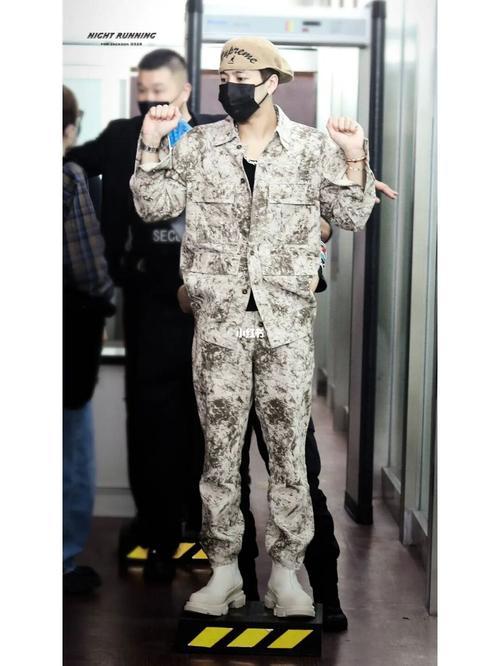 91_王嘉尔_穿搭_卡地亚怎么样_supreme怎么样_酷仕客怎么样_kangol