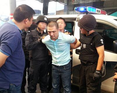 浙江衢州1名毒贩高速飙豪车 被抓后悔出门忘带枪