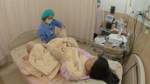 分娩前内检痛么?实拍产妇的内检全过程,感觉和想象中的不一样