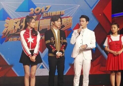 继黄子韬后好兄弟鹿晗张艺兴同台热聊 牛鹿发糖还会远