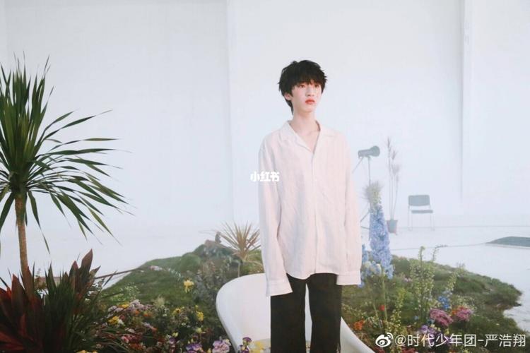 严浩翔壁纸②_壁纸_严浩翔_素材_壁纸