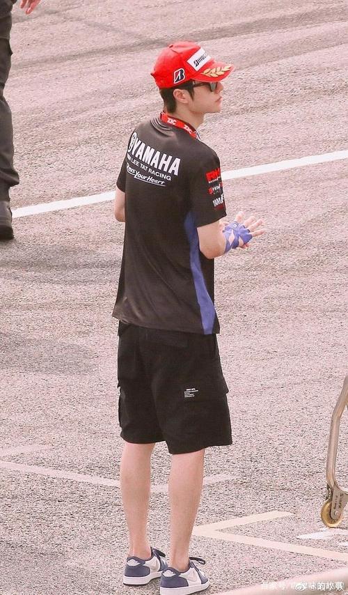 感受王一博超绝背影杀,安全感满满的肩宽后背,没有正脸也心动