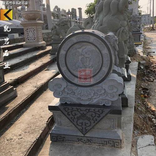 又称门座,门台,门鼓,抱鼓石,是用于中国传统民居,特别是四合院的大门