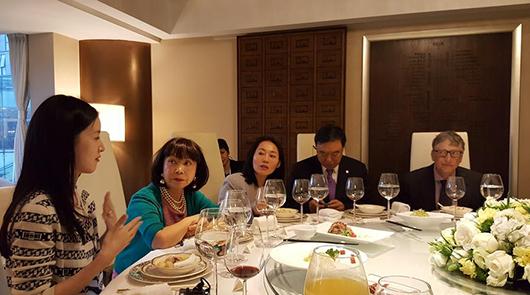 章泽天晒与比尔盖茨合影 用餐时英文讲解京东公益项目