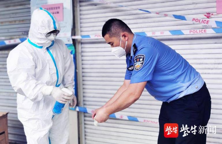 在封控诊所的排查工作结束后,脱下防护服的梅龙,身上的警服被汗水浸透