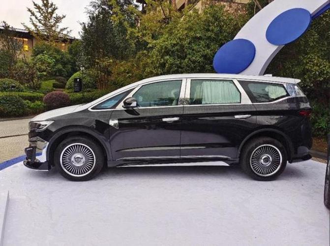 气场不输埃尔法吉利嘉际头等舱改装版亮相采用四座布局