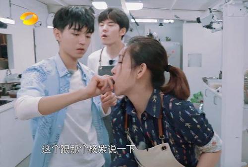 原创王俊凯喂杨紫吃东西,杨紫为避嫌想自己拿,谁注意到他的做法?