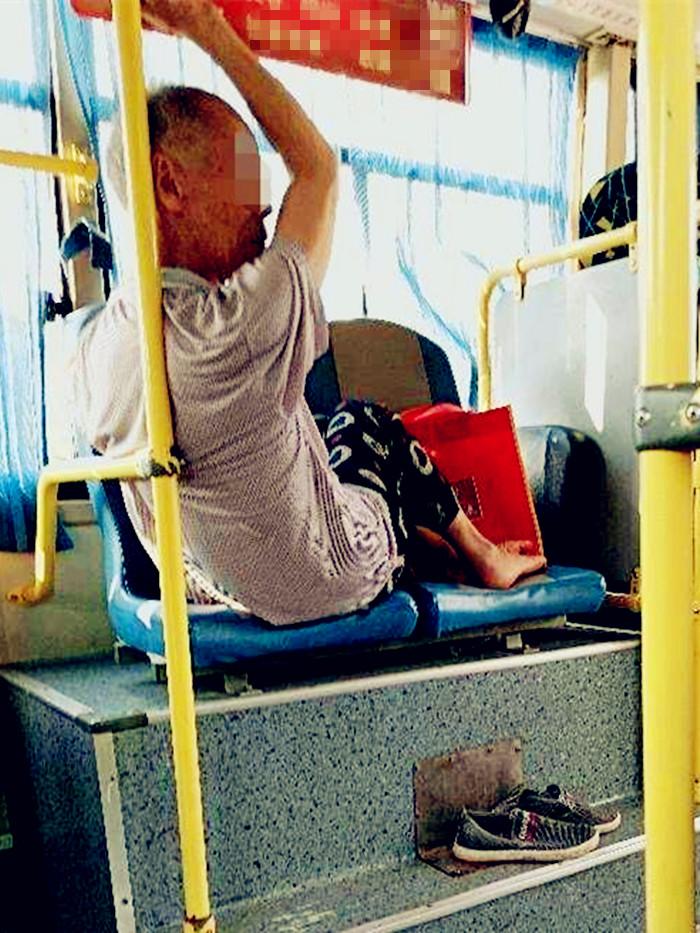 大爷公交上坐姿妩媚市民直呼太别扭