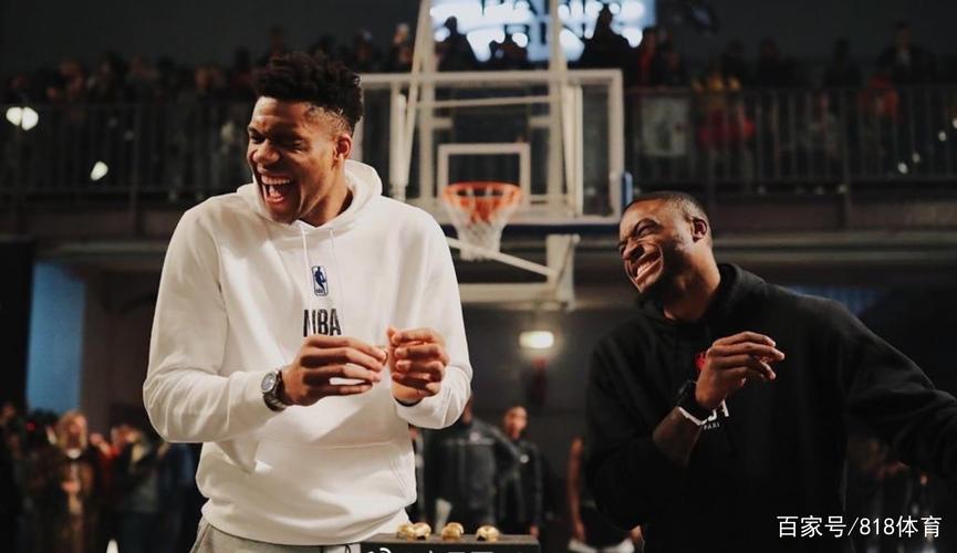 7月19日消息,今天,雄鹿俱乐部在社交媒体上晒出了字母哥为哥哥生日