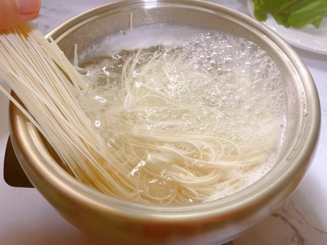 汤鲜味美低脂健康的十分钟健康早餐清汤面的做法图解2