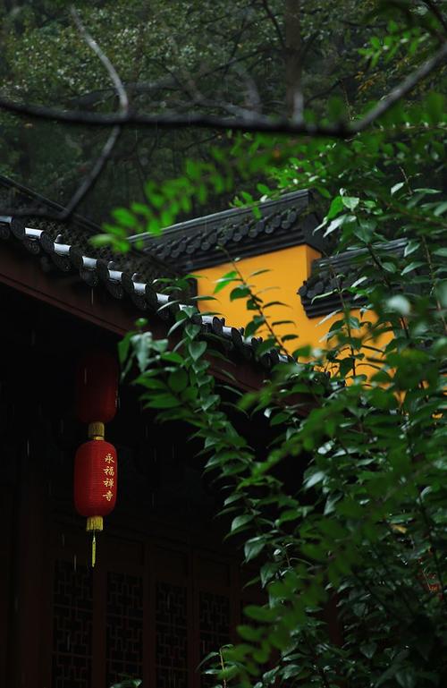 雨中的山寺,花犹自开,水犹自流,在安静的空气中,搁歇倦怠的灵魂,接受