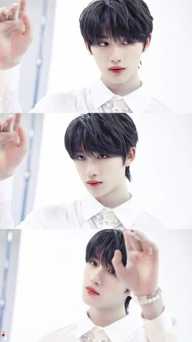 有没有丁程鑫三格的壁纸,像这样,谢谢大噶