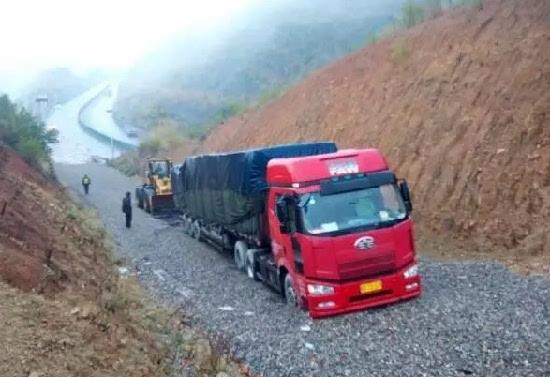 山区高速行车安全:刹车失灵 自救匝道能救急
